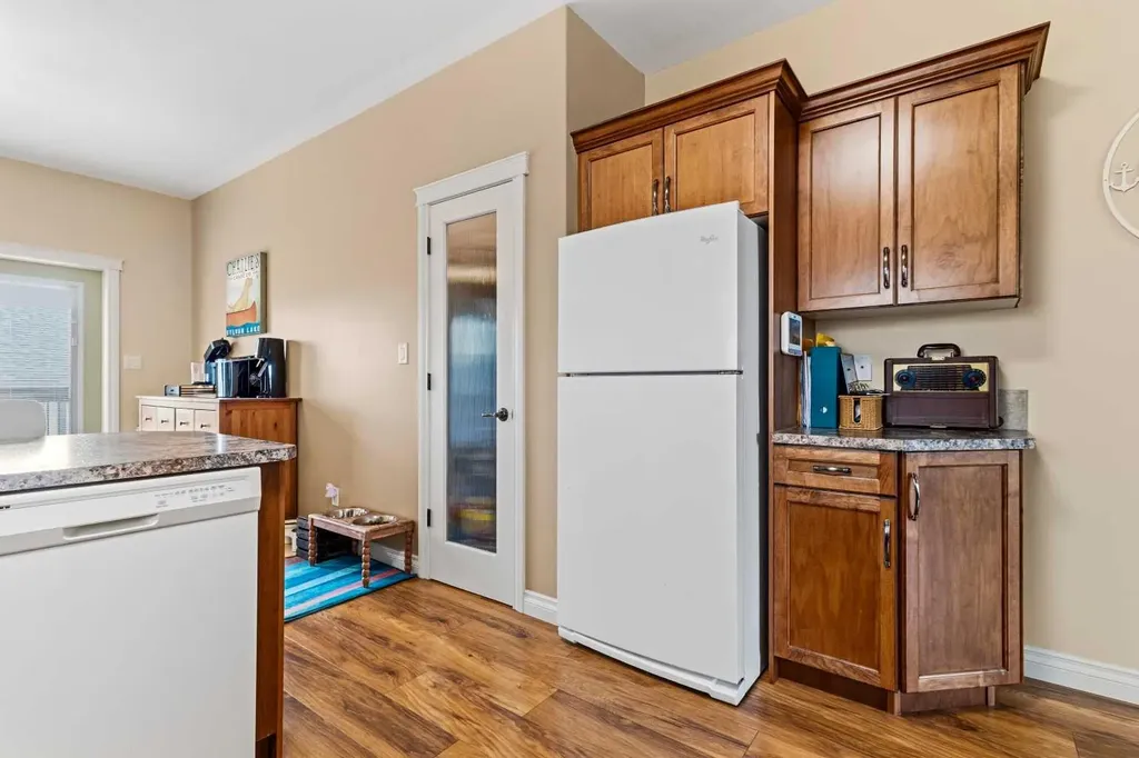 22 Rogers Road Sylvan Lake AB T4S 0J8