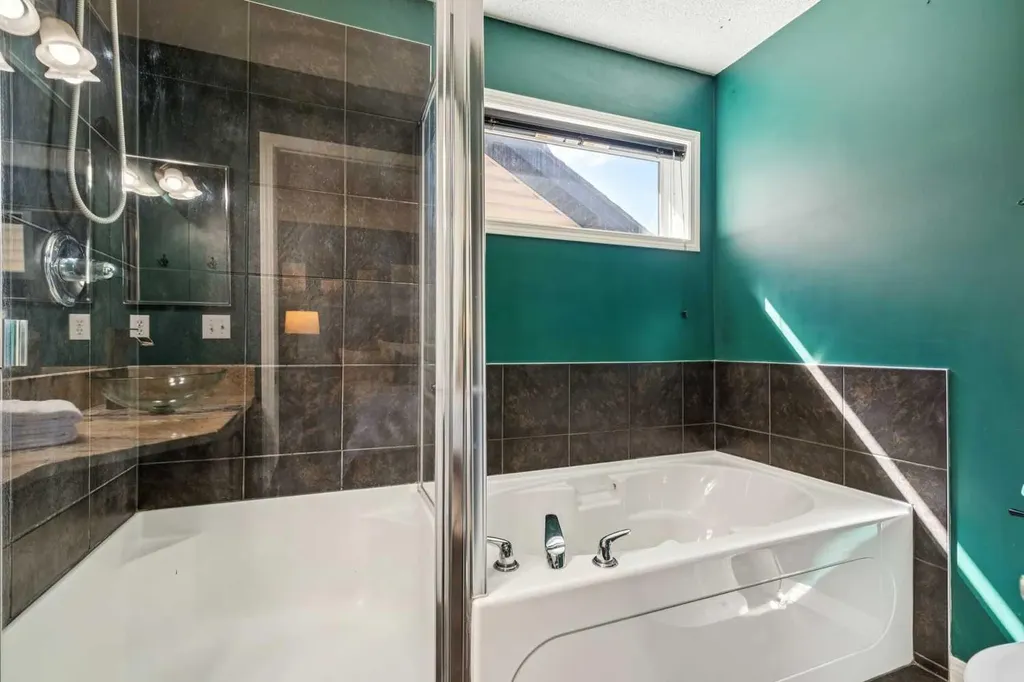 1807 New Brighton Drive SE Calgary AB T2Z 0J7