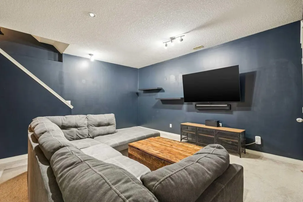 1807 New Brighton Drive SE Calgary AB T2Z 0J7