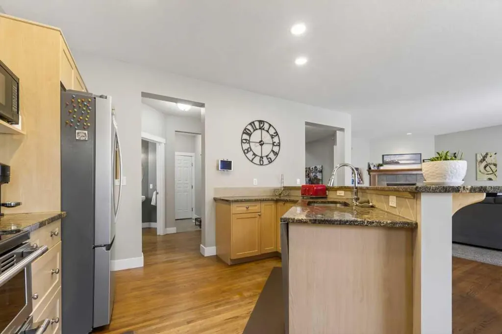 122 Discovery Ridge Way SW Calgary AB T3H 5G4