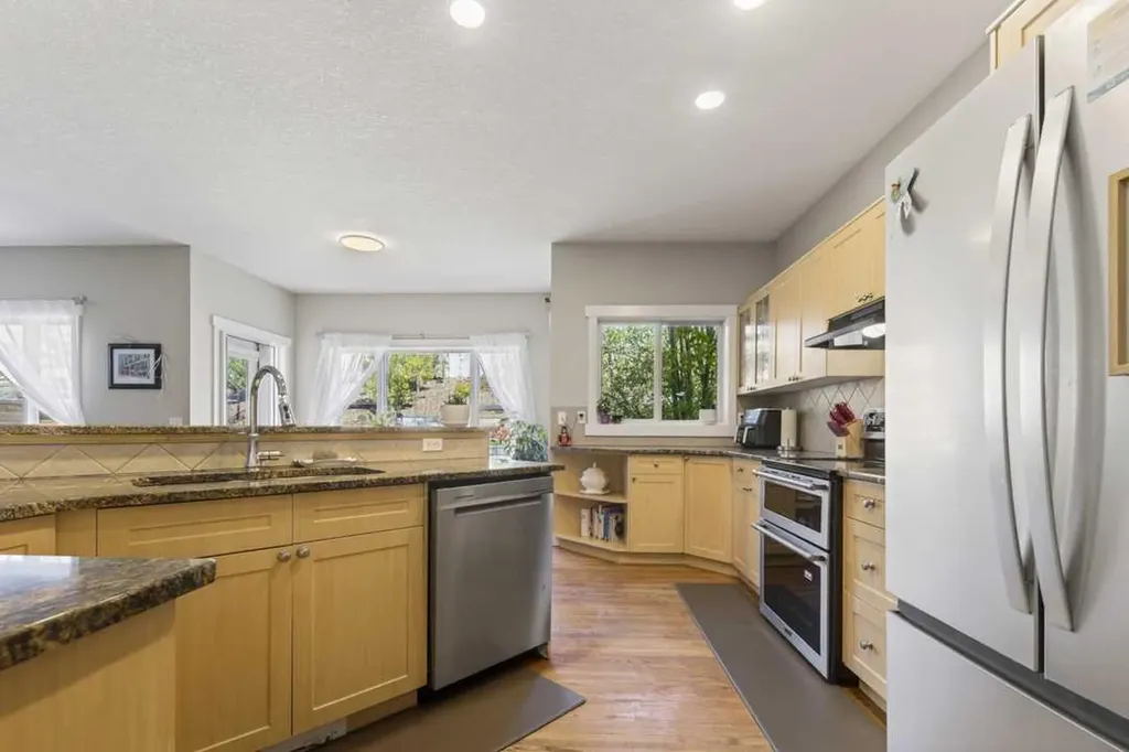 122 Discovery Ridge Way SW Calgary AB T3H 5G4