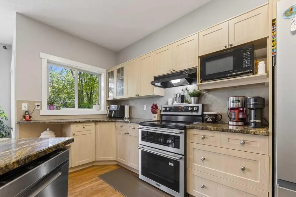 122 Discovery Ridge Way SW Calgary AB T3H 5G4