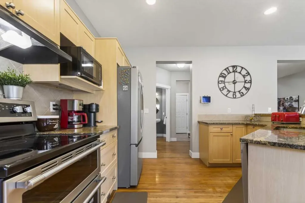 122 Discovery Ridge Way SW Calgary AB T3H 5G4