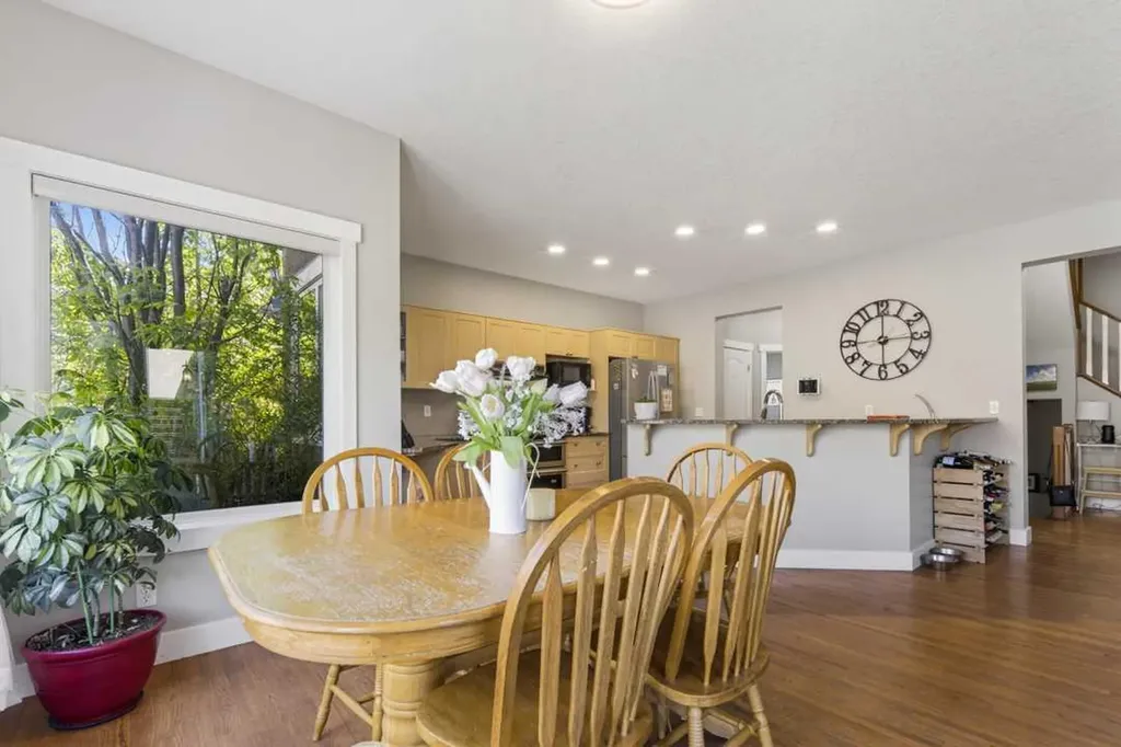 122 Discovery Ridge Way SW Calgary AB T3H 5G4