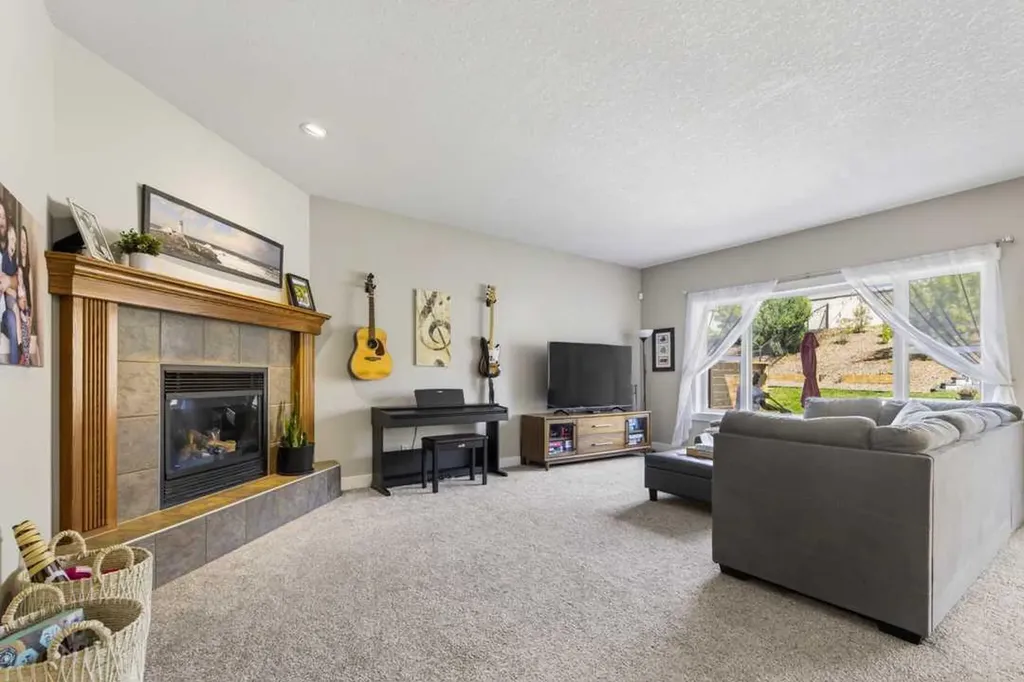 122 Discovery Ridge Way SW Calgary AB T3H 5G4