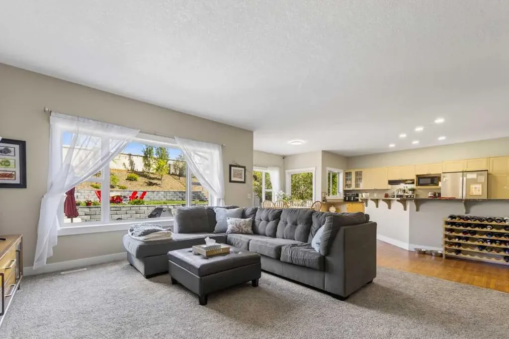 122 Discovery Ridge Way SW Calgary AB T3H 5G4
