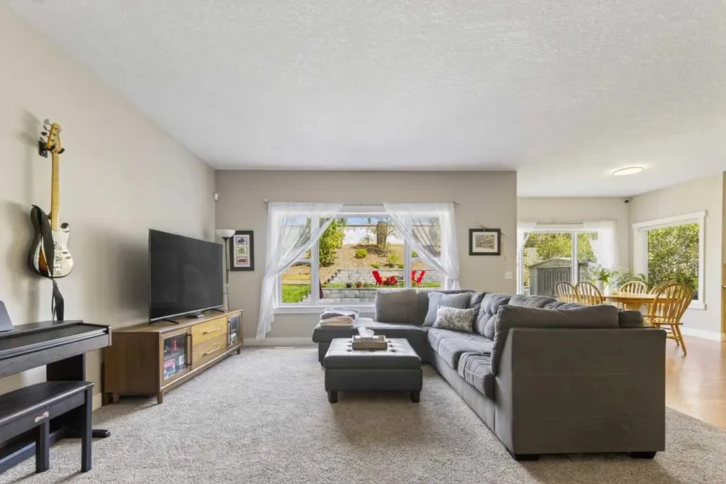 122 Discovery Ridge Way SW Calgary AB T3H 5G4