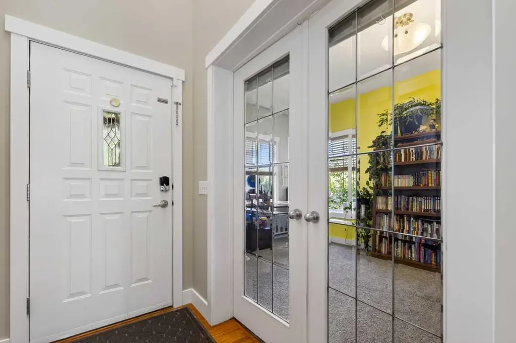 122 Discovery Ridge Way SW Calgary AB T3H 5G4