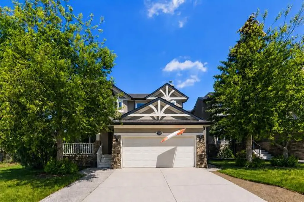 122 Discovery Ridge Way SW Calgary AB T3H 5G4