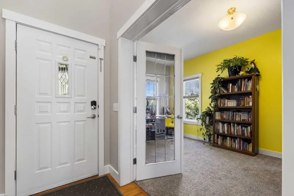 122 Discovery Ridge Way SW Calgary AB T3H 5G4