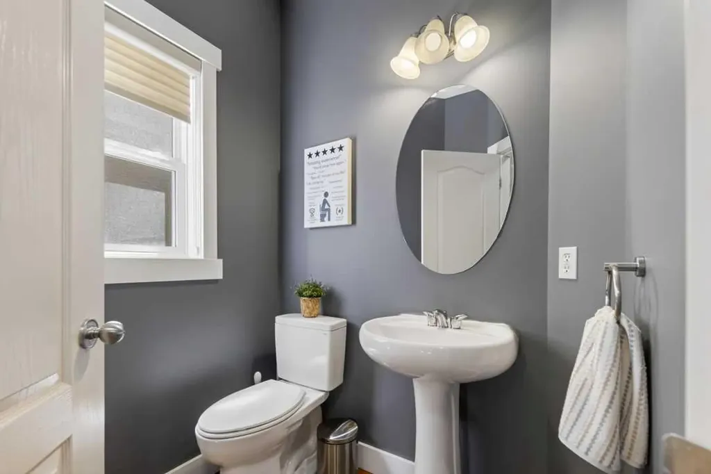 122 Discovery Ridge Way SW Calgary AB T3H 5G4