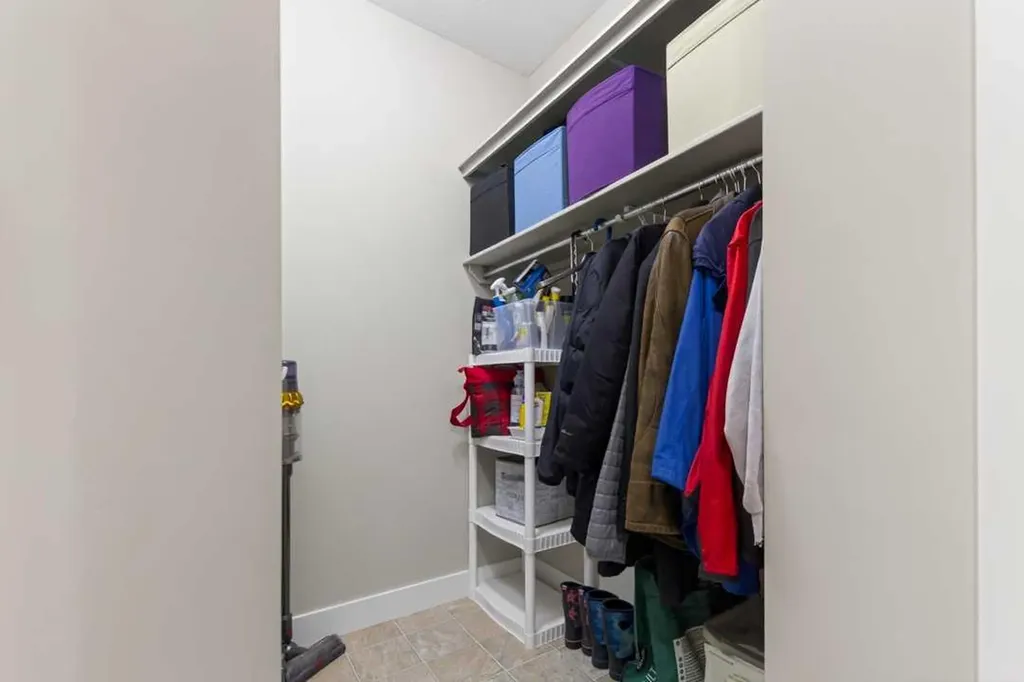 122 Discovery Ridge Way SW Calgary AB T3H 5G4