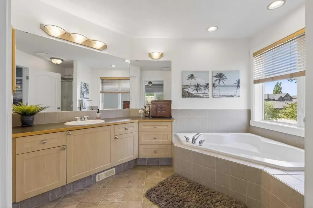 122 Discovery Ridge Way SW Calgary AB T3H 5G4