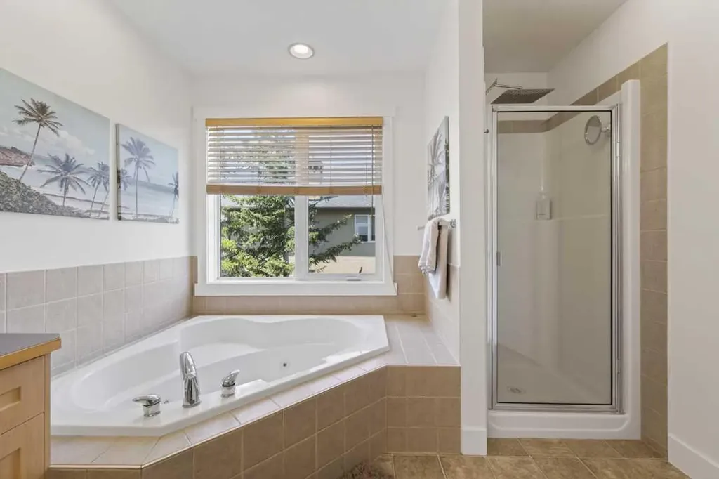 122 Discovery Ridge Way SW Calgary AB T3H 5G4