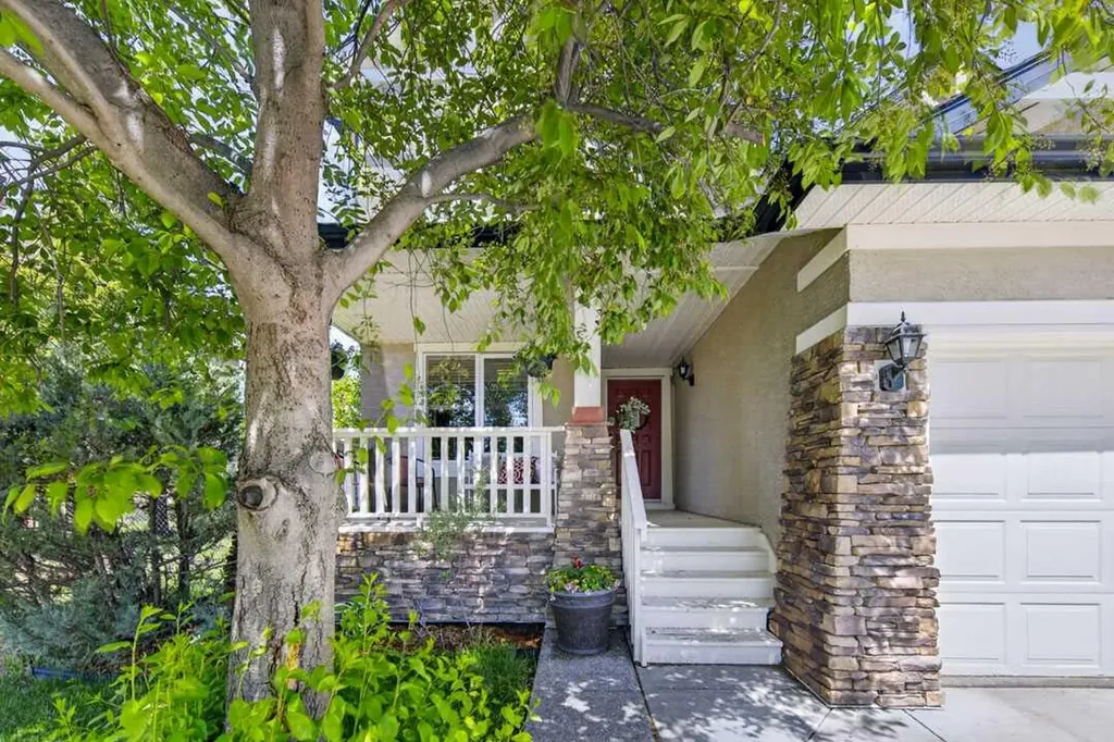122 Discovery Ridge Way SW Calgary AB T3H 5G4