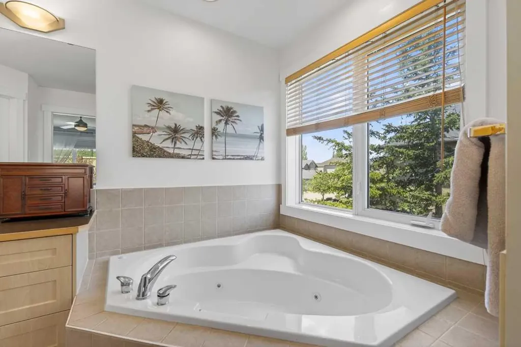 122 Discovery Ridge Way SW Calgary AB T3H 5G4