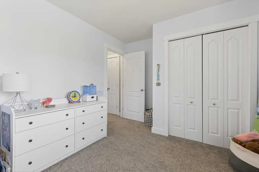 122 Discovery Ridge Way SW Calgary AB T3H 5G4