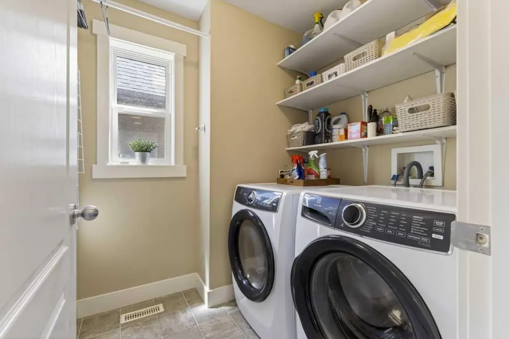 122 Discovery Ridge Way SW Calgary AB T3H 5G4