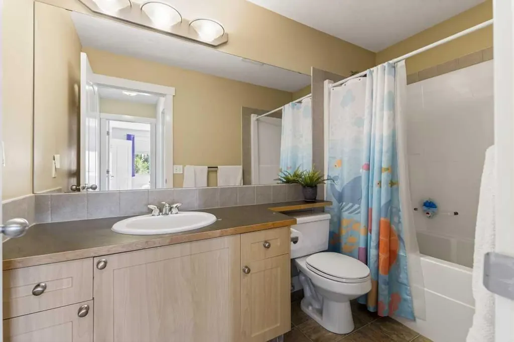 122 Discovery Ridge Way SW Calgary AB T3H 5G4
