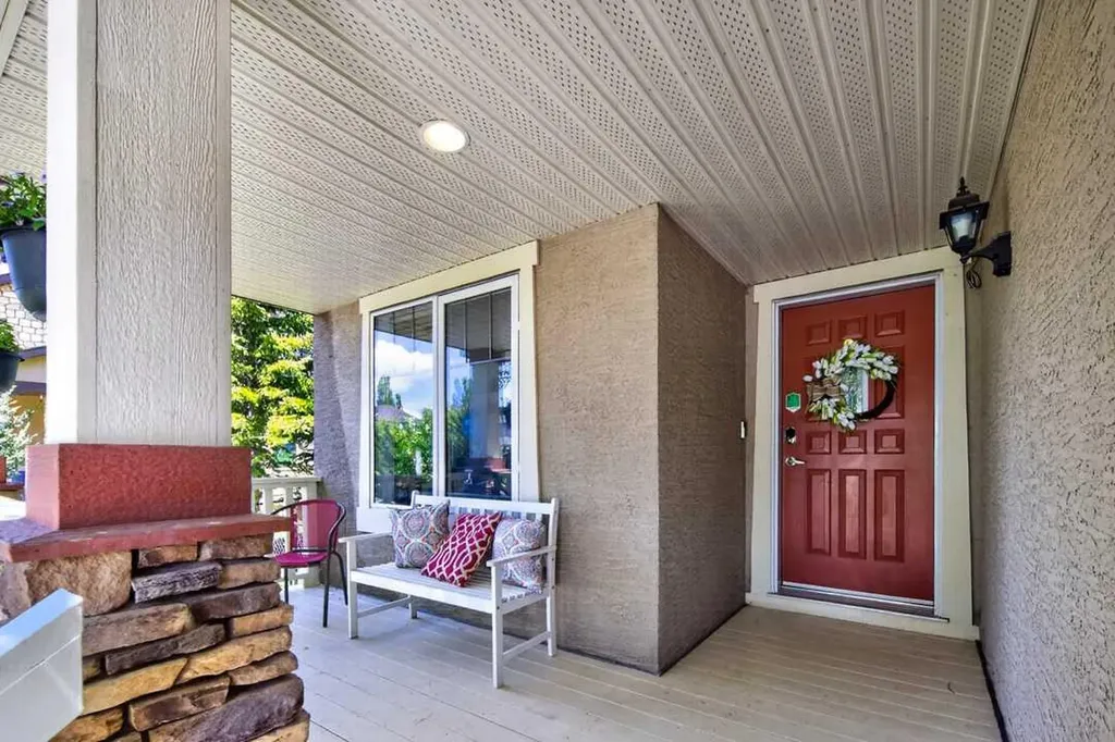 122 Discovery Ridge Way SW Calgary AB T3H 5G4