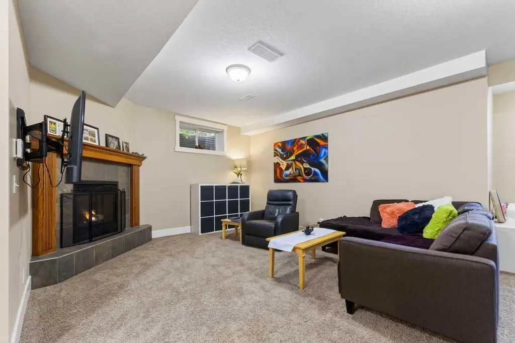 122 Discovery Ridge Way SW Calgary AB T3H 5G4