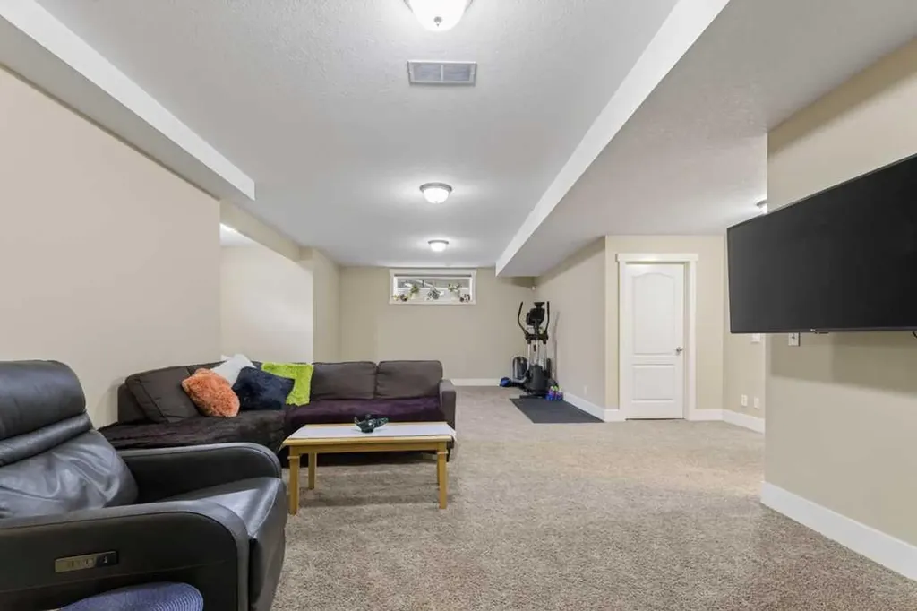 122 Discovery Ridge Way SW Calgary AB T3H 5G4