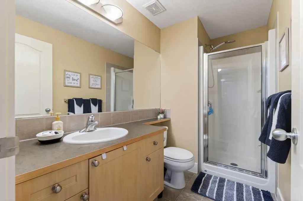 122 Discovery Ridge Way SW Calgary AB T3H 5G4