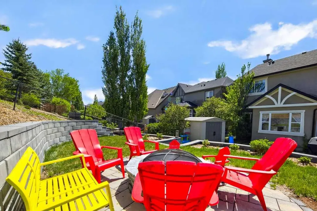 122 Discovery Ridge Way SW Calgary AB T3H 5G4