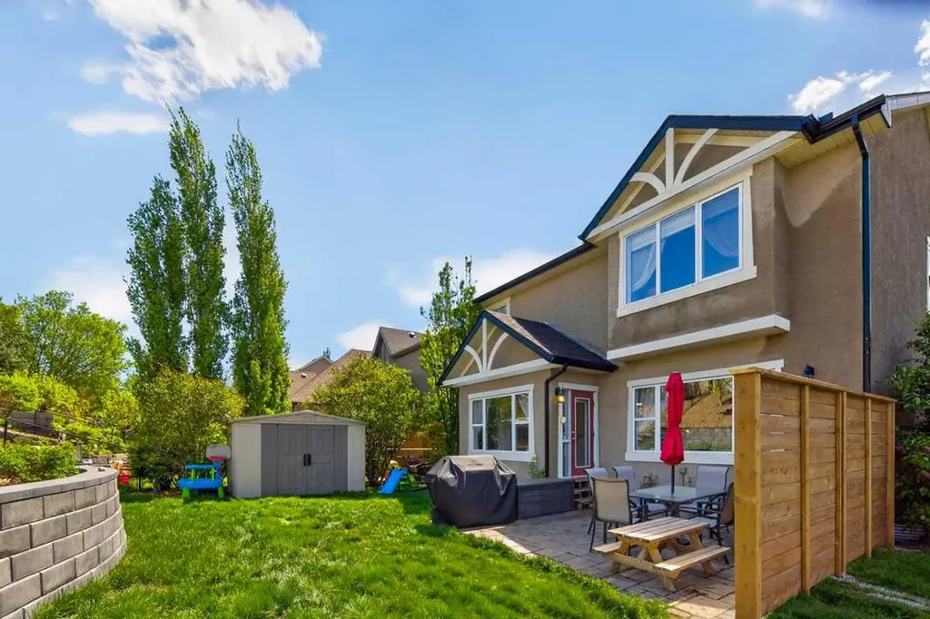 122 Discovery Ridge Way SW Calgary AB T3H 5G4