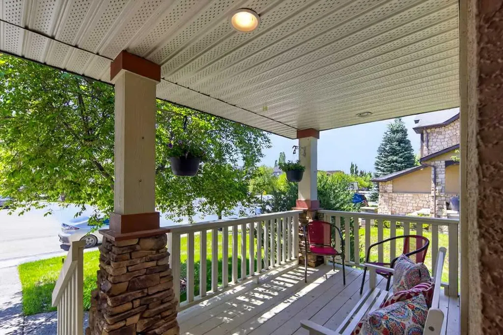 122 Discovery Ridge Way SW Calgary AB T3H 5G4