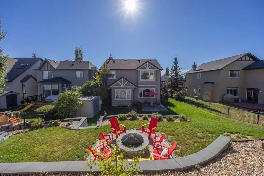 122 Discovery Ridge Way SW Calgary AB T3H 5G4