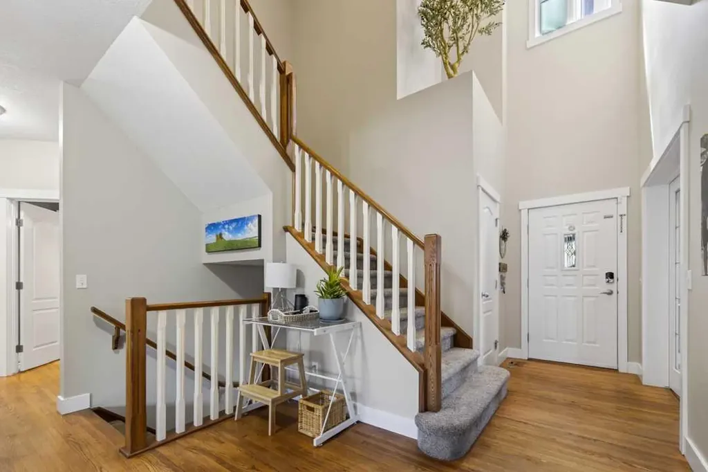 122 Discovery Ridge Way SW Calgary AB T3H 5G4