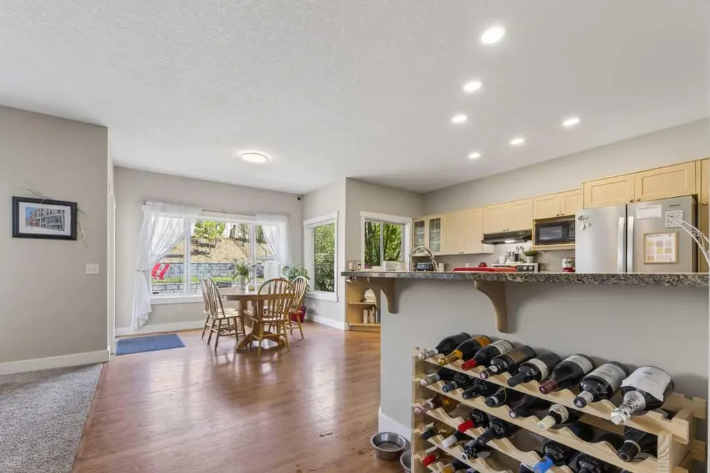 122 Discovery Ridge Way SW Calgary AB T3H 5G4