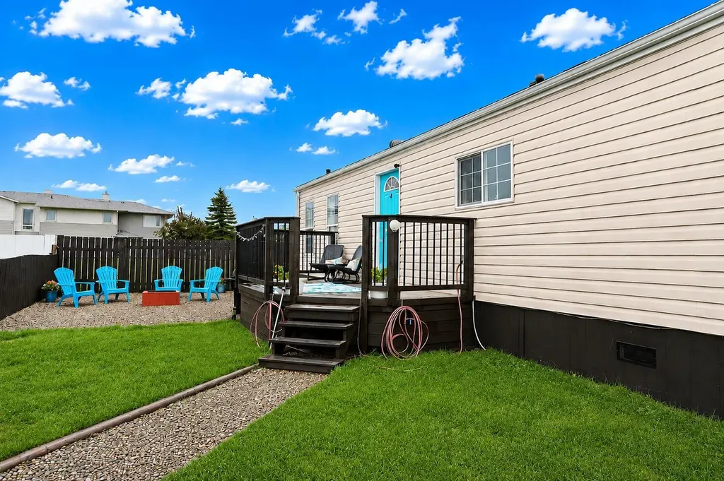 23 Meadowlake Gate E Brooks AB T1R 1E9