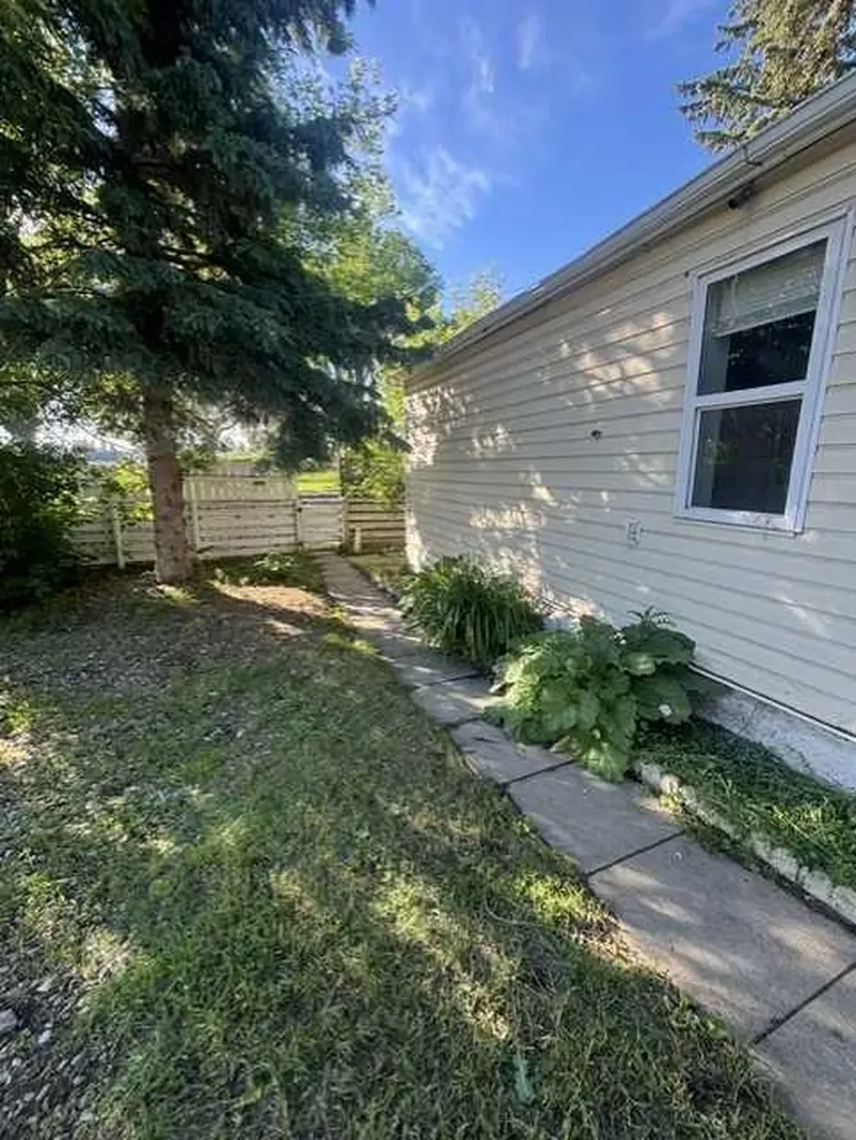 5147 53 Street Innisfail AB T4G 1L8