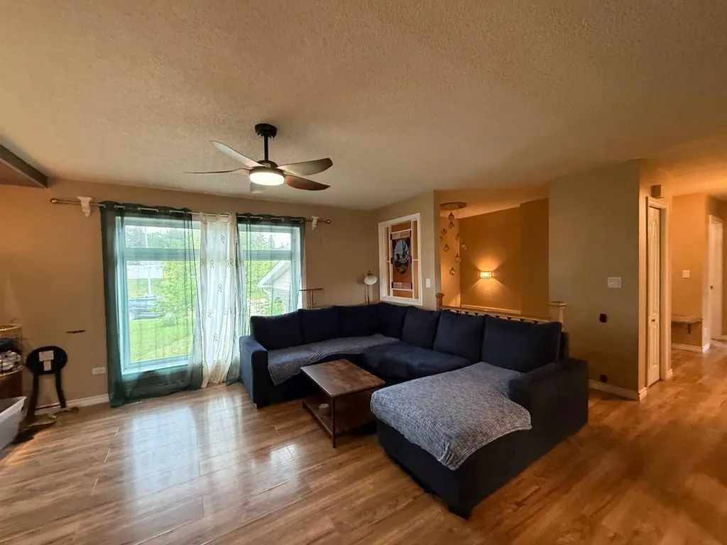 9913 72 Avenue Peace River AB T8S 1B1