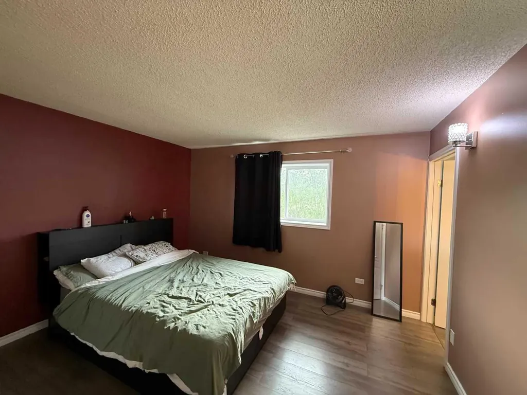 9913 72 Avenue Peace River AB T8S 1B1