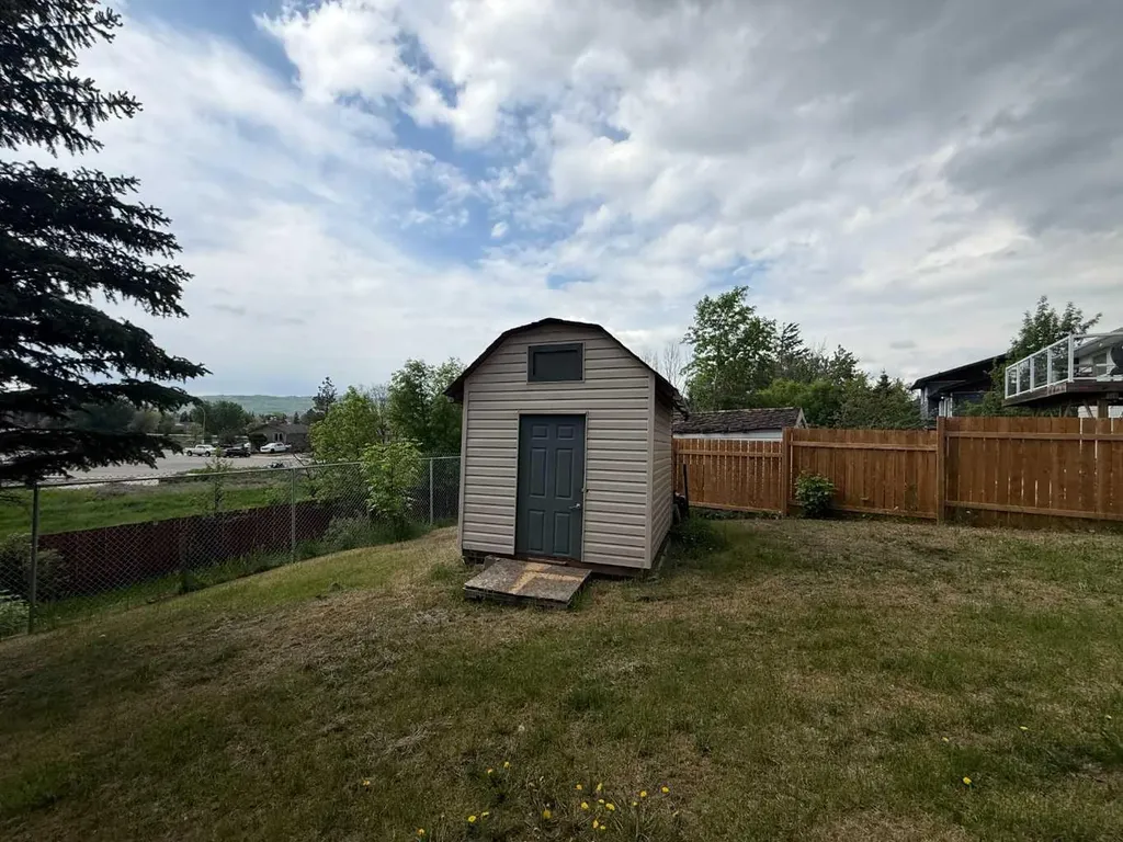 9913 72 Avenue Peace River AB T8S 1B1