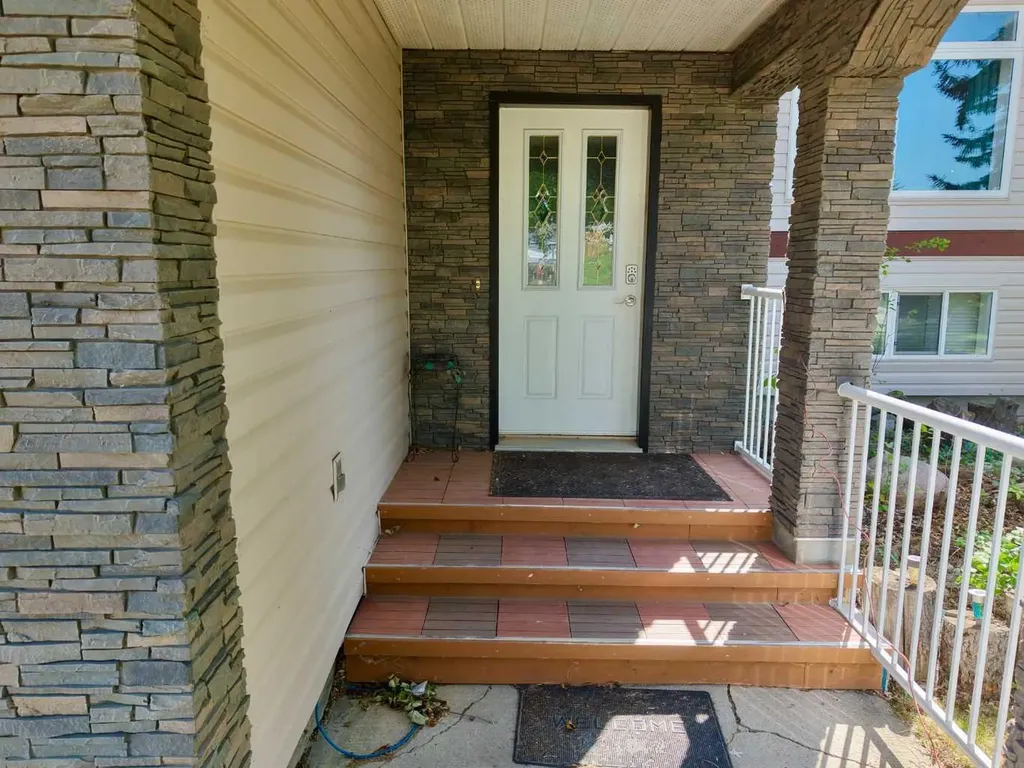 9913 72 Avenue Peace River AB T8S 1B1