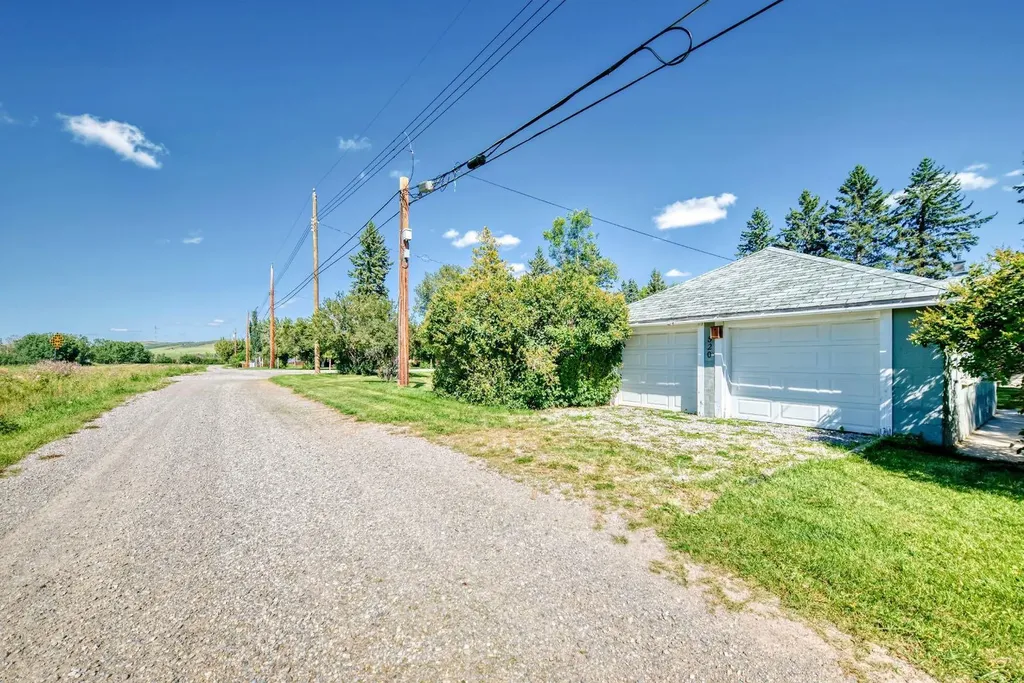 520 Royalite Way SE Diamond Valley AB T0L 2A0