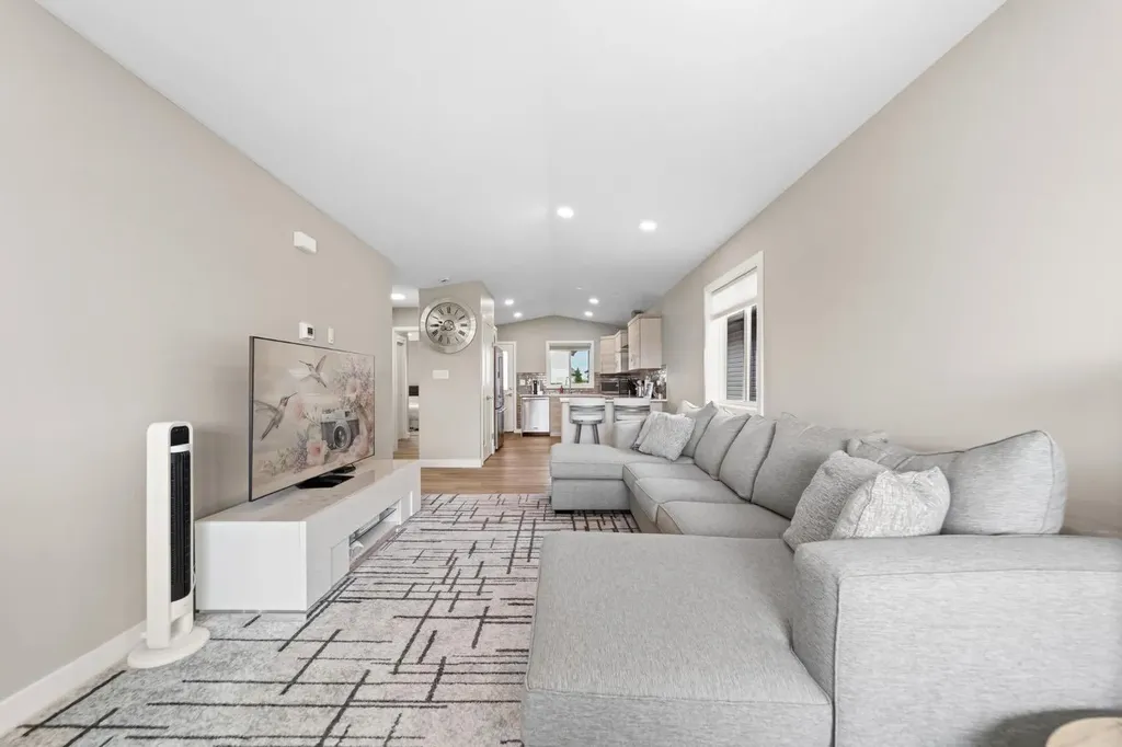 4428 74 Street Camrose AB T4V5C8