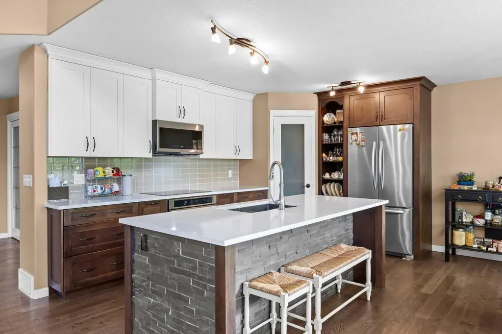 929 Sierra Morena Court SW Calgary AB T3H 3R3