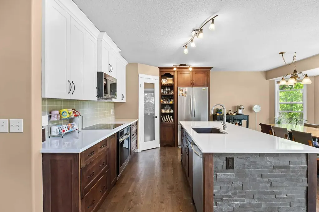 929 Sierra Morena Court SW Calgary AB T3H 3R3