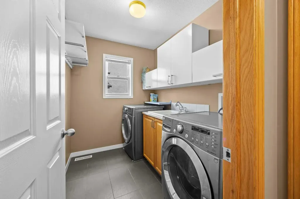 929 Sierra Morena Court SW Calgary AB T3H 3R3