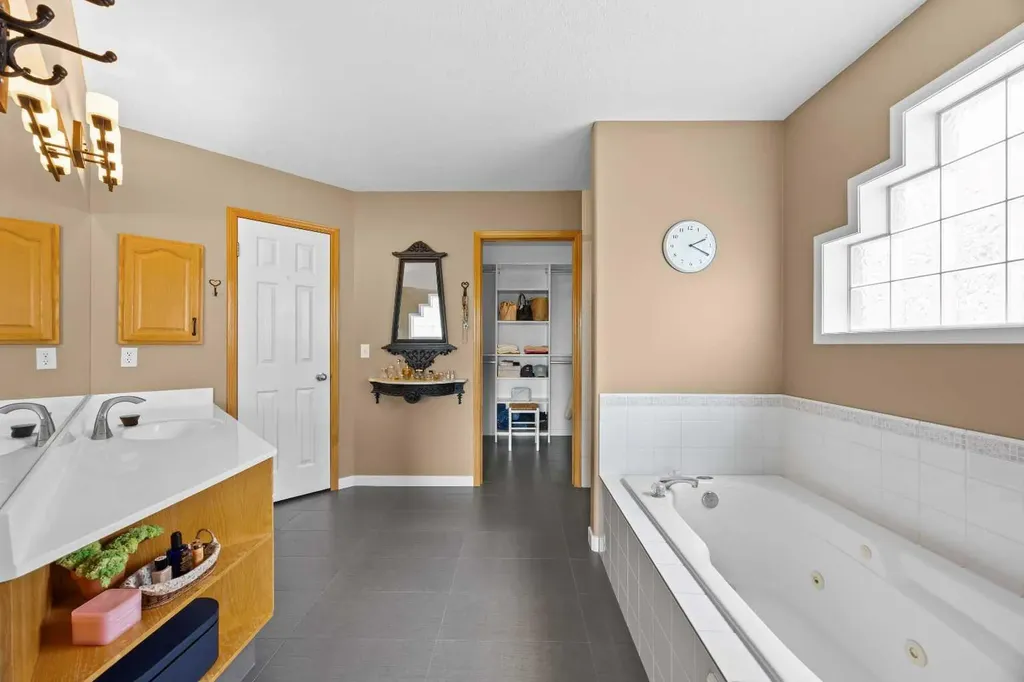 929 Sierra Morena Court SW Calgary AB T3H 3R3