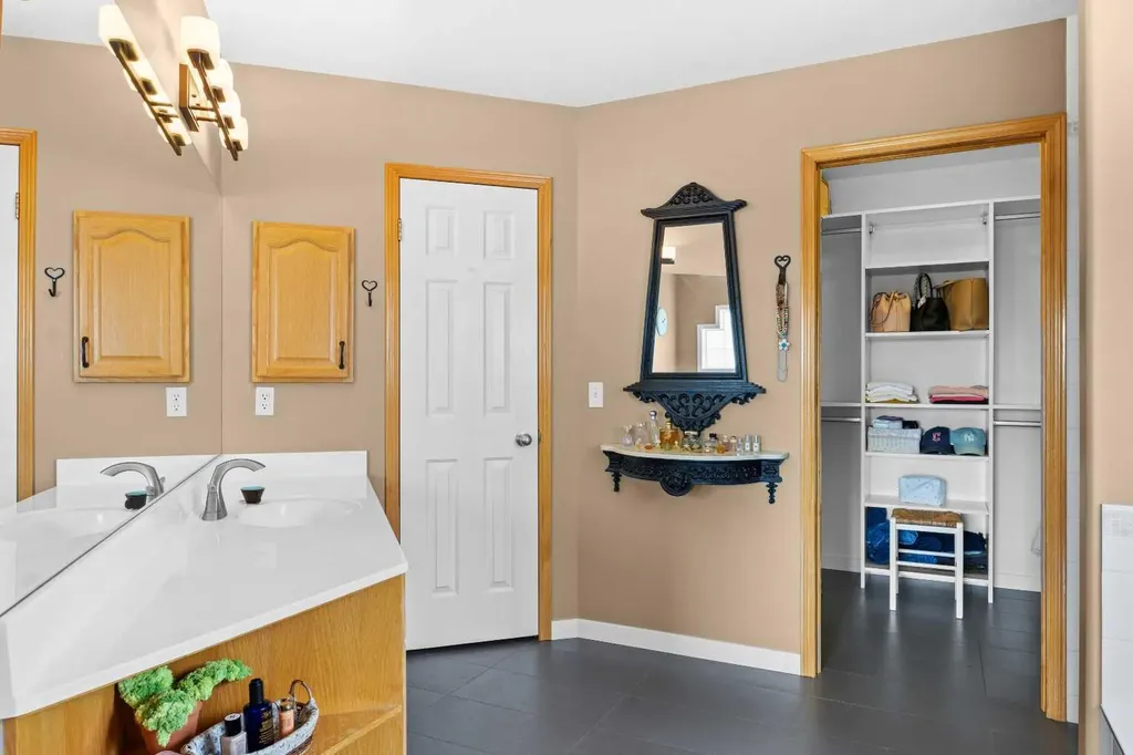 929 Sierra Morena Court SW Calgary AB T3H 3R3