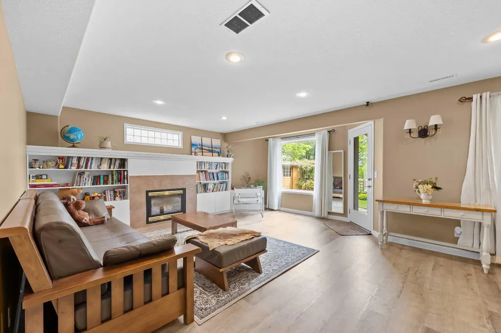 929 Sierra Morena Court SW Calgary AB T3H 3R3