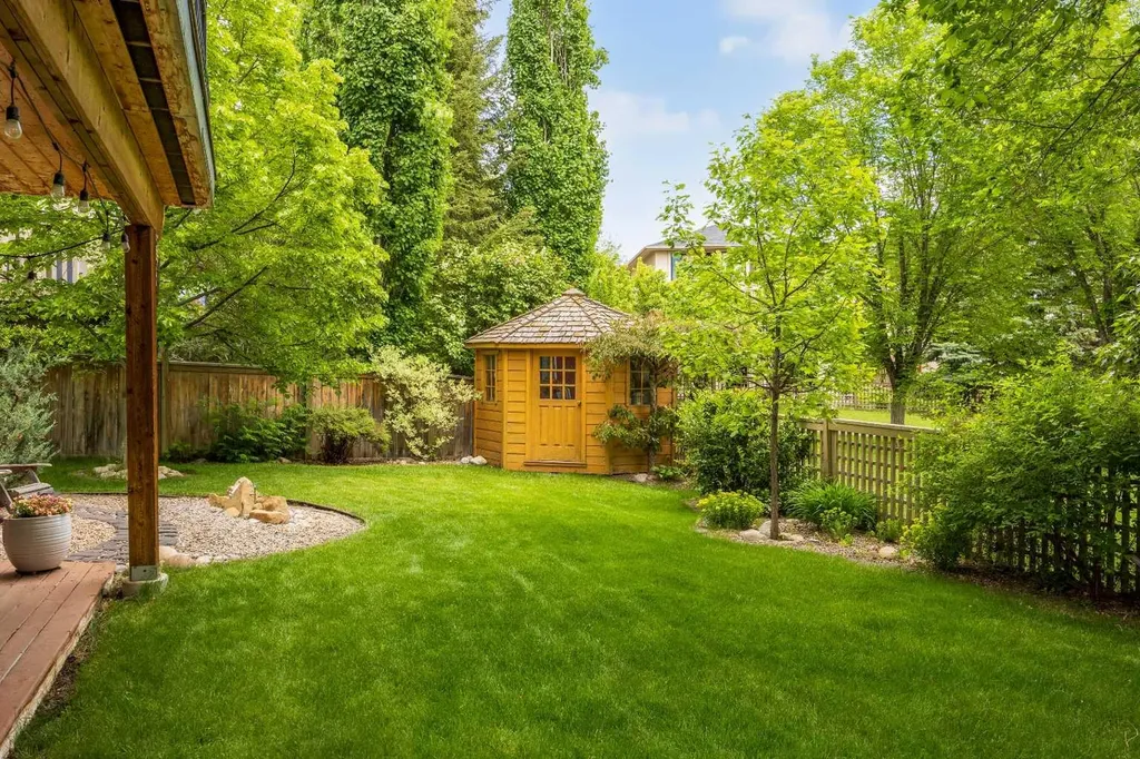 929 Sierra Morena Court SW Calgary AB T3H 3R3