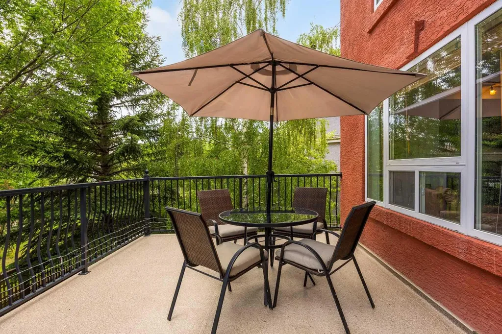 929 Sierra Morena Court SW Calgary AB T3H 3R3