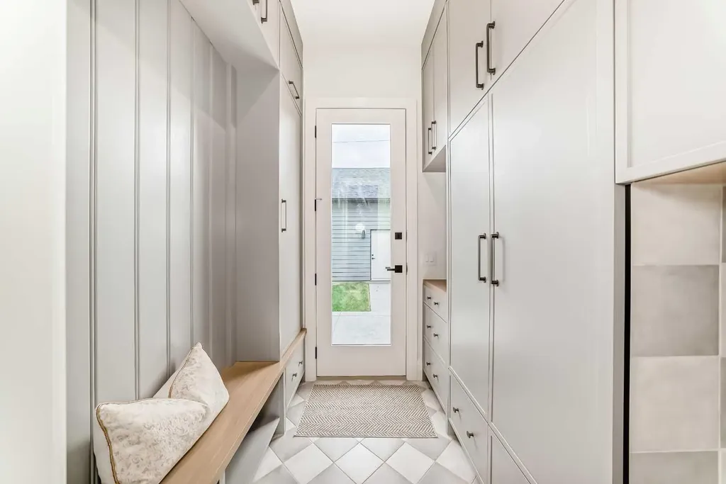 2034 52 Avenue SW Calgary AB T3E 1K1